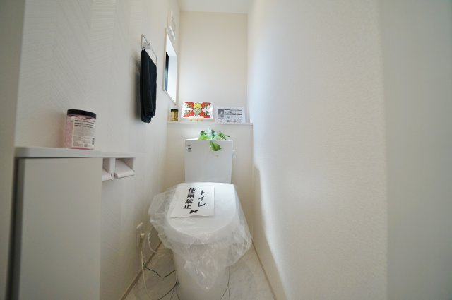 【駅近×平坦】落ち着いた低層住宅地に佇む47坪の住まい｜仲介手数料無料のトイレ|シンプルで清潔感のある空間。毎日気持ちよく使える設計です。