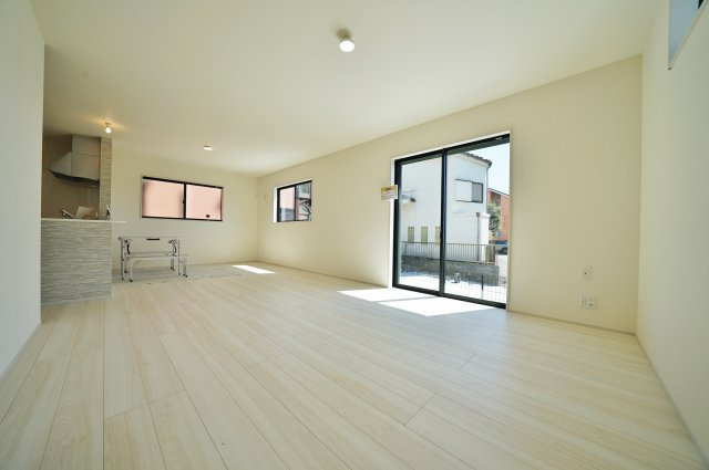 【駅近×平坦】落ち着いた低層住宅地に佇む47坪の住まい｜仲介手数料無料の居間・リビング|約20帖のゆとりあるLDK。大きな窓から陽光が差し込み、明るく開放的な空間が広がります。