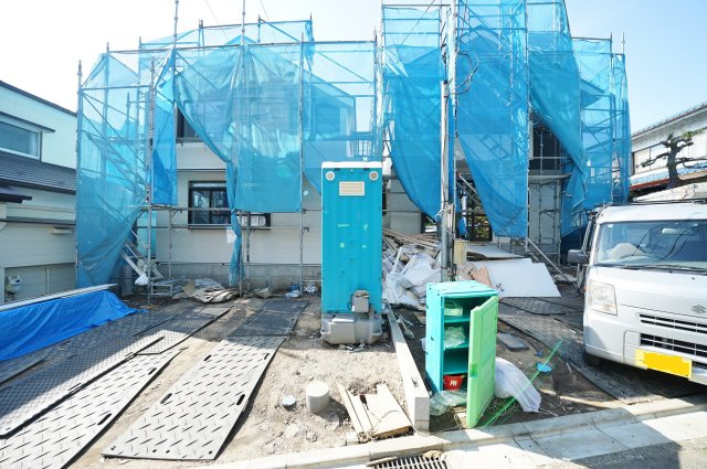 【この条件、なかなか出ません】上星川2丁目｜駅徒歩5分×平坦×2階建て×住宅街、23帖超LDKの新築戸建て★仲介手数料無料★の外観|建築中ながらも存在感のある2棟現場。完成後は街並みに調和する美しい外観に仕上がる予定で、これからの変化も楽しみな分譲住宅です。