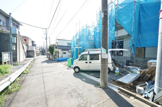 【この条件、なかなか出ません】上星川2丁目｜駅徒歩5分×平坦×2階建て×住宅街、23帖超LDKの新築戸建て★仲介手数料無料★の前面道路含む現地写真|前面道路は落ち着いた住環境が広がるロケーション。車通りも比較的少なく、駐車や出入りもしやすい安心感のある立地です。