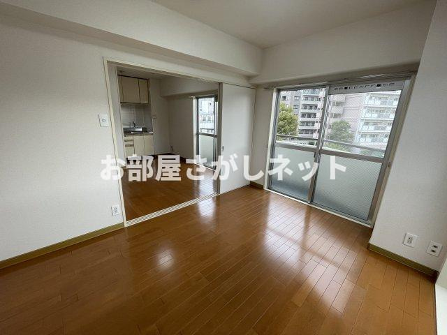 クレグラン東品川【おとり物件なし】#学生・社会人にオススメ！初期費用分割払いOK！の居間・リビング