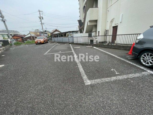 プレミール稲沢の駐車場