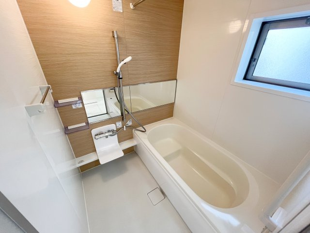 東村山市恩田町中古戸建ての浴室|窓付きのバスルーム！ゆっくりできる空間です♪