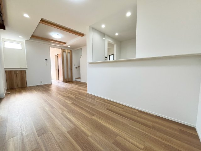 東村山市恩田町中古戸建ての居間・リビング|デザイン性の高い15.7帖のLDK♪