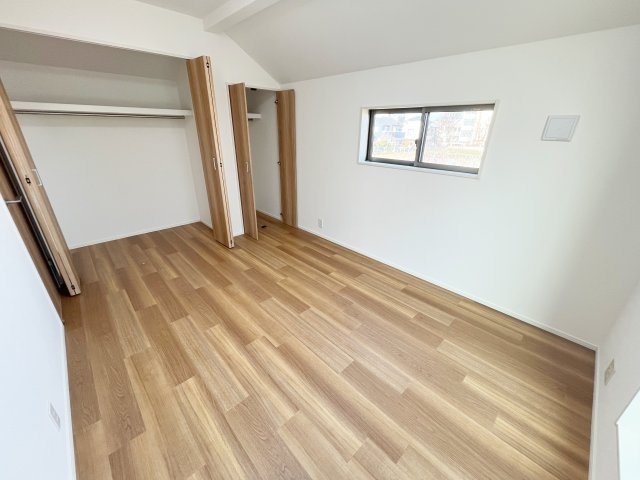 東村山市恩田町中古戸建ての洋室|6帖の洋室です。収納スペース豊富で主寝室としても大活躍♪