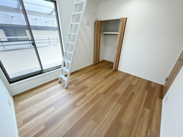 東村山市恩田町中古戸建ての洋室|ロフト付きの5.2帖の洋室！大きな窓で日当たり抜群♪