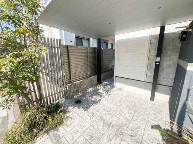 東村山市恩田町中古戸建ての外観|意外と便利な屋根付き駐輪スペース♪