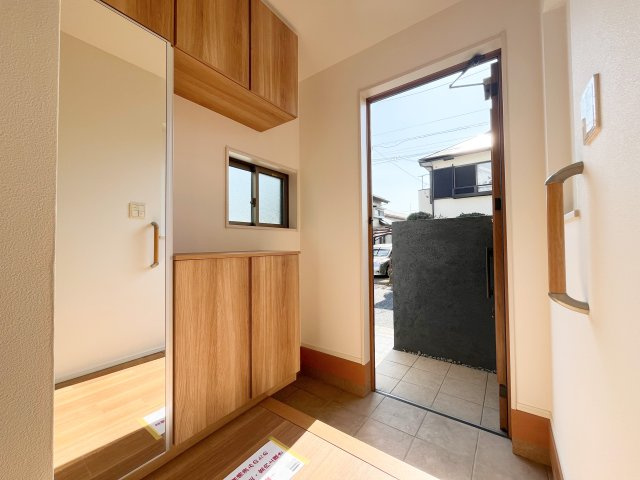 東村山市恩田町中古戸建ての玄関|空間をスッキリみせられるような広い玄関です♪