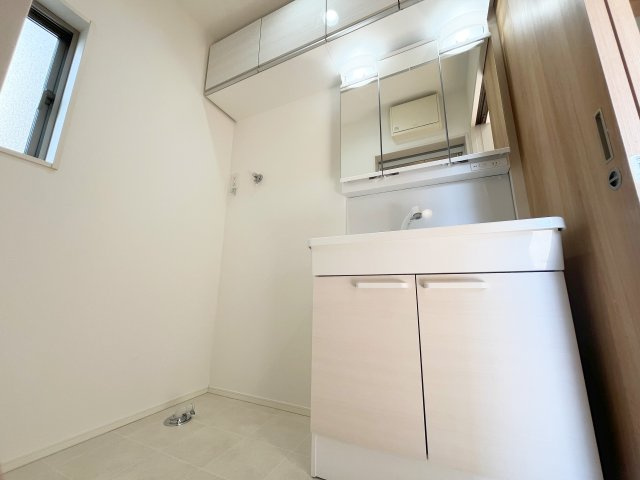 東村山市恩田町中古戸建ての独立洗面台|上部に収納スペース付きの洗面所です！3面鏡の洗面台は新規交換済み♪