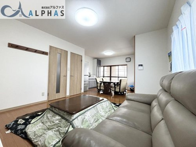 【居間・リビング】 | 加古郡稲美町岡 一戸建て | ■約15帖の広々としたLDKで家族団らんを楽しめます♪