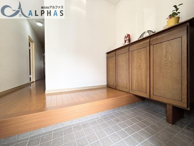 【玄関】 | 加古郡稲美町岡 一戸建て | ■日の光が差し込む温かい雰囲気の広々玄関♪