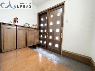 【玄関】 | 加古郡稲美町岡 一戸建て | ■家族の履物が全部しまえるワイドな玄関収納♪