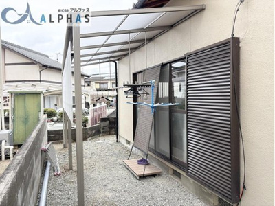 【庭】 | 加古郡稲美町岡 一戸建て | ■広々とした庭には、屋根施工されており、急な雨の日でも洗濯物安心♪