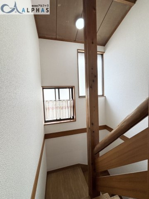【内装】 | 加古郡稲美町岡 一戸建て | ■階段にも窓が２つあります♪