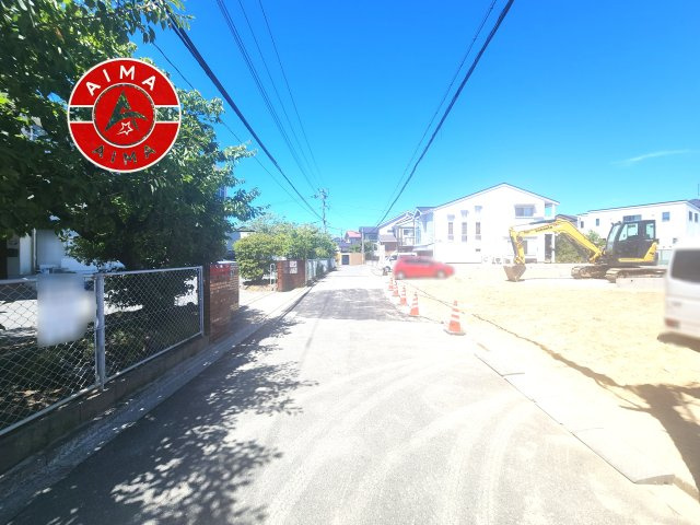 古賀市天神7丁目第5-4棟（2号棟）　の前面道路含む現地写真|前面道路は閑静な住宅地をはしる車通りの少ない道路。お車の出し入れが苦手なママや小さなお子様にも安心ですね。しっかり舗装もされているので、ベビーカーや自転車で通っても快適に通行できます。