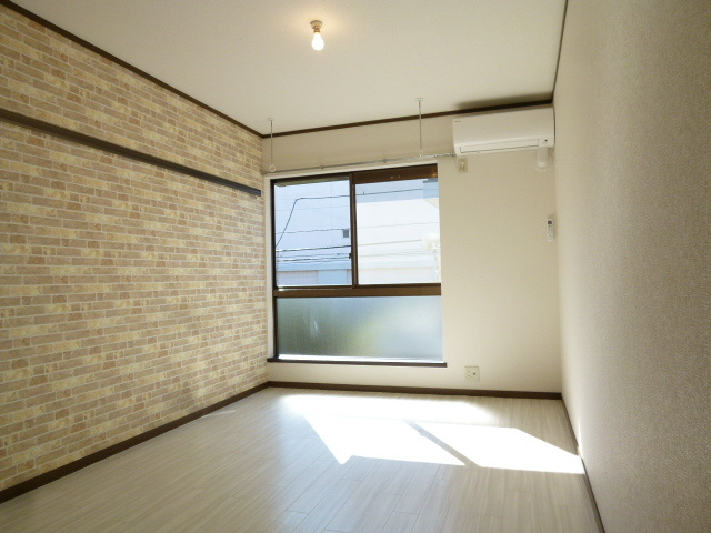 フラット２２３の居間・リビング|★アクセントクロスの明るいお部屋です★