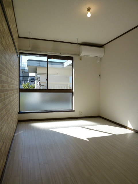 フラット２２３の洋室|★アクセントクロスの明るいお部屋です★