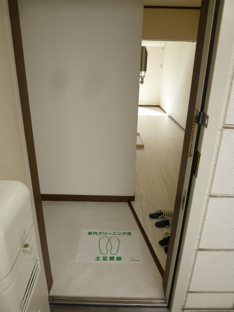 フラット２２３の居間・リビング|★玄関からの写真です★