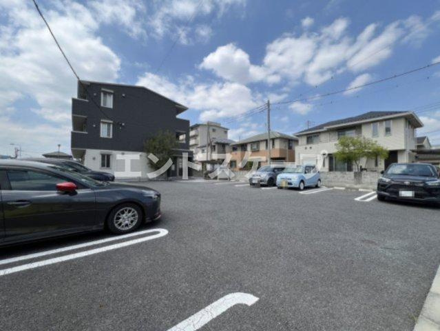 アロスネグロの駐車場|高崎、前橋のお部屋探しはエンドスケープまで！お客様の理想お聞かせ下さい♪