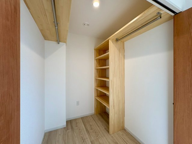 高知市福井町B号地 新築一戸建て　の収納|ウォークインクローゼット内には使い勝手の良い棚が設けられています。