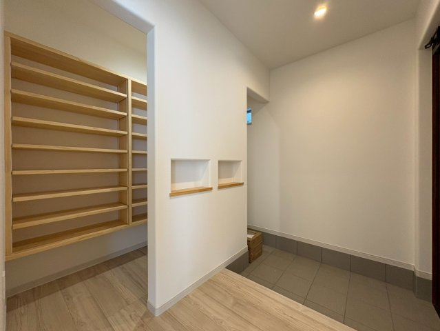 高知市福井町B号地 新築一戸建て　の収納|たっぷりと入る広いシューズクローク☆ベビーカーも置けます☆