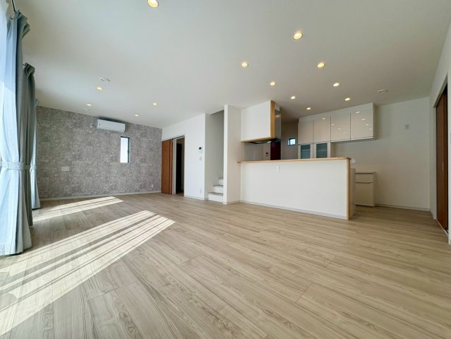 高知市福井町B号地 新築一戸建て　の居間・リビング|明るさと広さを兼ね備えた、心地よいリビング空間。インテリアが映える、落ち着いた色合いです☆