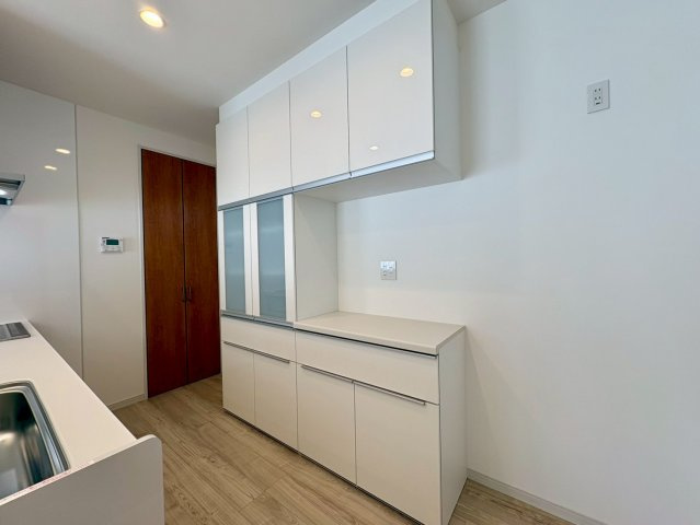 高知市福井町B号地 新築一戸建て　のキッチン|システムキッチンと色を揃えた収納☆使い勝手良いです♪