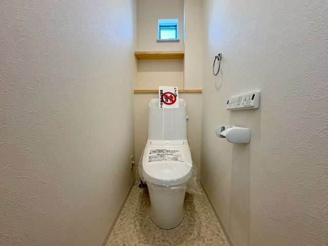 高知市福井町B号地 新築一戸建て　のトイレ|シンプルで使いやすい温水シャワーつきトイレです☆
