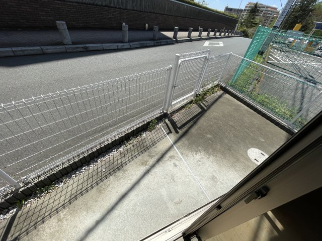川崎市多摩区東三田２丁目のアパートのバルコニー