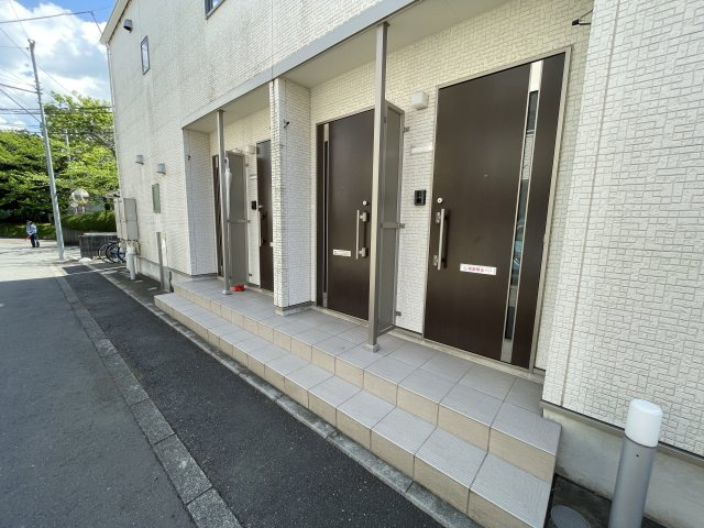 川崎市多摩区東三田２丁目のアパートのエントランス
