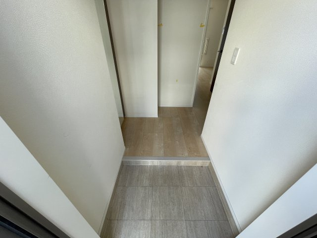 川崎市多摩区東三田２丁目のアパートの玄関