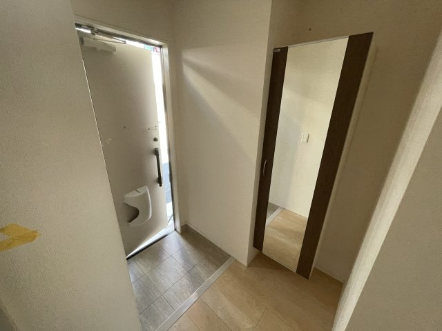 川崎市多摩区東三田２丁目のアパートの玄関