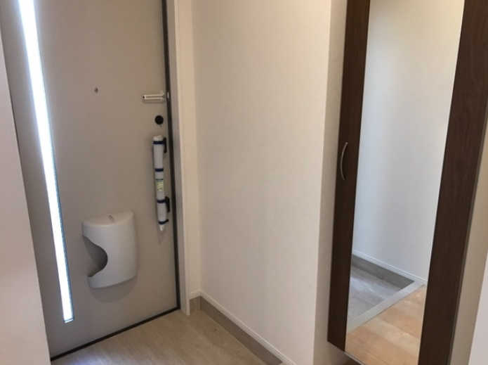 川崎市多摩区東三田２丁目のアパートの玄関