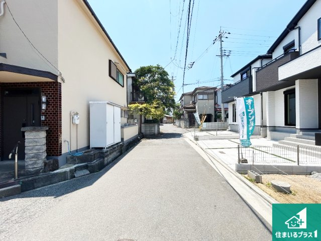 5(土)6(日)現地説明会！◆岸和田市八幡町　全2邸の前面道路含む現地写真|周辺は閑静な住宅街！前面道路広々で車の出し入れも便利です。駐車が苦手な方でも安心して車庫入れできます！