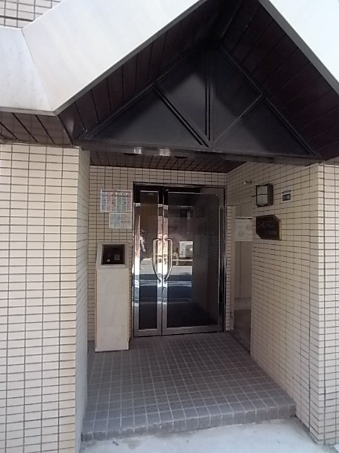 シャルマンフジ灘弐番館のエントランス
