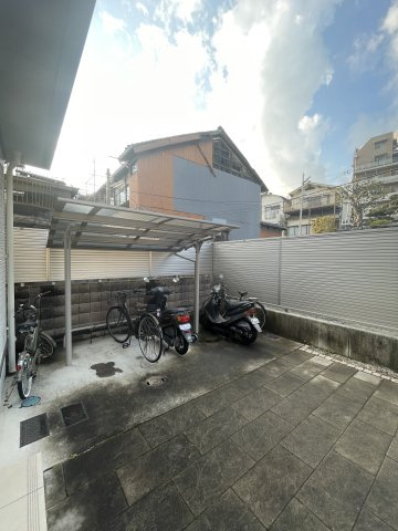 ヴィラージュ山手の駐車場