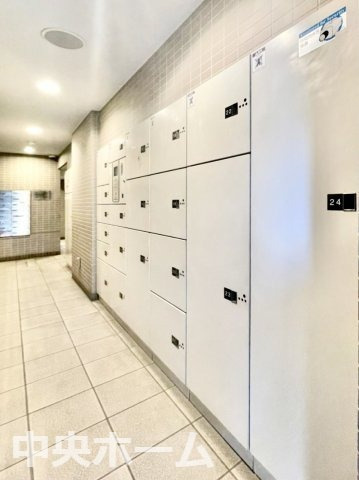 東京ビューマークスの設備|【宅配ボックス】在宅時・不在時に関わらず、居住者の代わりに非対面で宅配物を受け取ってくれる便利な設備です。わかりやすくご説明致しますので見学時にはお部屋だけではなく共用部分もぜひチェックしてください。