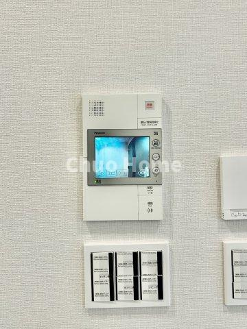 東京ビューマークスのセキュリティ|【モニターホン】誰が来たかすぐにわかるカラーモニター付きインターホン。通話ボタンを押すまでは室内の音は漏れていませんので相手を確かめてから応対できます。
