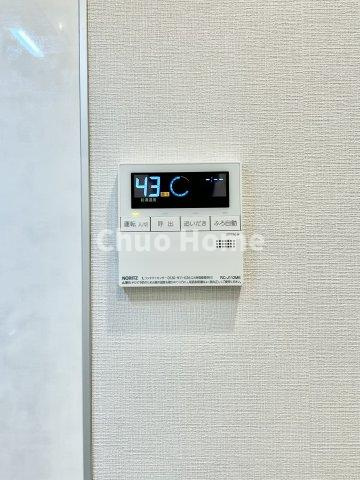 東京ビューマークスの発電・温水設備|【給湯リモコン】外での一日を忘れさせてくれるオートバス機能でお好みの湯量・温度に調整された浴槽。