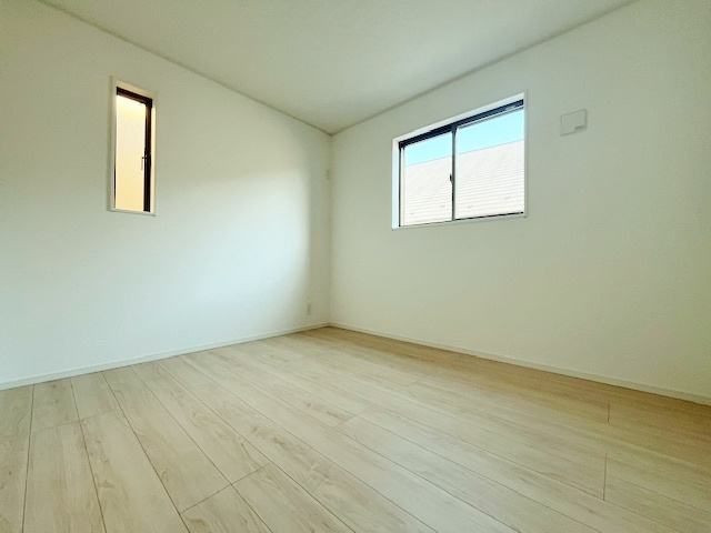 板橋区赤塚2丁目 限定1棟の洋室|2階5.75帖洋室は2面開口の明るく快適なお部屋です
収納を2か所設置しています