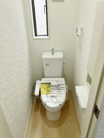 板橋区赤塚2丁目 限定1棟のトイレ|トイレは小窓を設け明るく衛生的な空間です
各階にトイレを設置しているので忙しい朝にも便利です