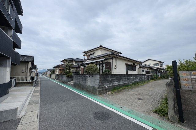 筑紫野市湯町３丁目　売り土地の前面道路含む現地写真