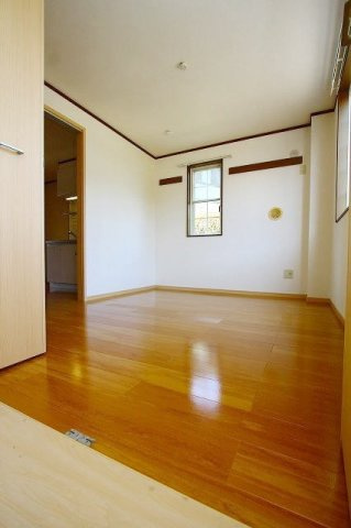 プレミールの居間・リビング|明るい室内です☆