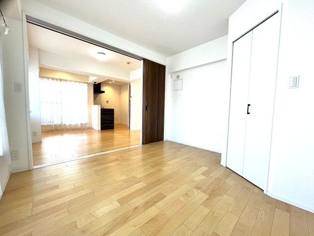 大師パールハイムの洋室|洋室６．０帖のお部屋とLDKとの間には3連の引き戸がついており全開放すると１８帖のLDKにすることも可能です