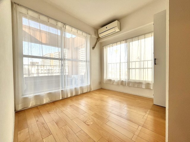 大師パールハイムの洋室|洋室４．５帖のお部屋で角部屋で大きな窓が設置されているので、大変明るいです