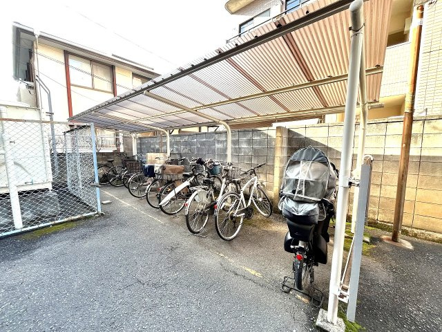 大師パールハイムの駐輪場|屋根付きの駐輪場ですので、自転車も雨にぬれず安心です。