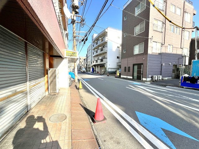 大師パールハイムの周辺|前面道路は比較的大きな道路となっており、目の前は商店街となっています。