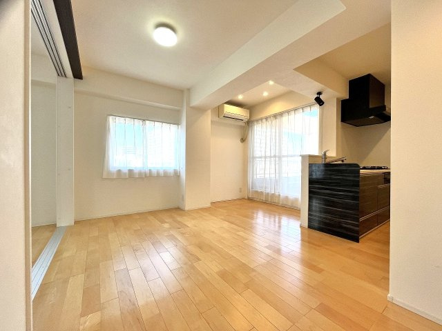 大師パールハイムの居間・リビング|LDKには窓が2か所設置されており、ルーフバルコニーへの出入りが可能です。