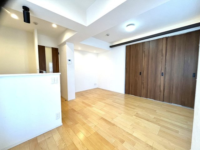 大師パールハイムの居間・リビング|洋室６．０帖との間には３連の引き戸が設置されています。