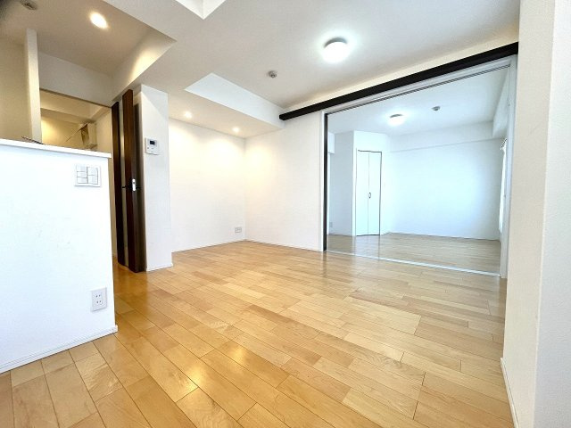 大師パールハイムの居間・リビング|３連の引き戸を開けて大きなLDKとして使用することも可能です。